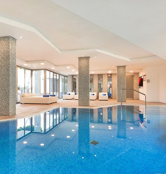 Piscina interior, gimnasio y zona wellness Globales Cala Bona Piscina interior, gimnasio y zona wellness Globales Cala Bona