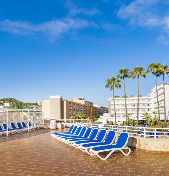 Sonnenterasse mit Liegestühlen und Sonnenschirmen Globales Pionero Santa Ponsa Sonnenterasse mit Liegestühlen und Sonnenschirmen Globales Pionero Santa Ponsa