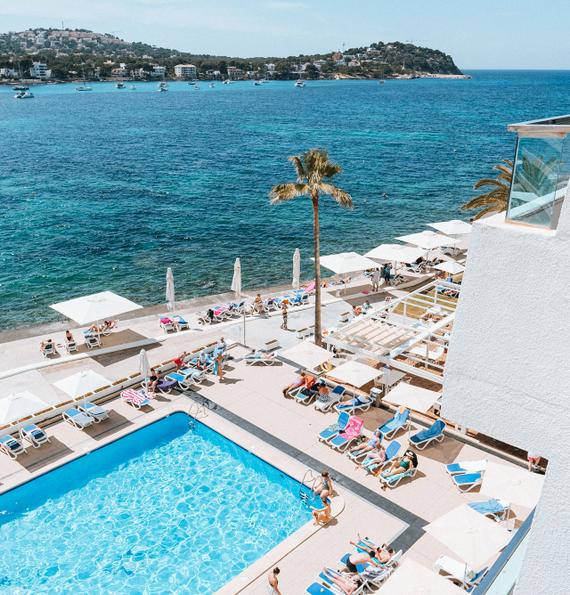 Piscina con solárium  Globales Aptos. Verdemar Santa Ponsa Piscina con solárium  Globales Aptos. Verdemar Santa Ponsa